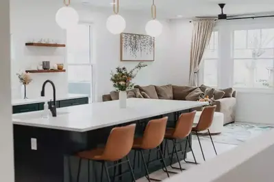 Image de Modern Downtown Indy Apt - King Bed, Patio & Cute Flower Shop Below