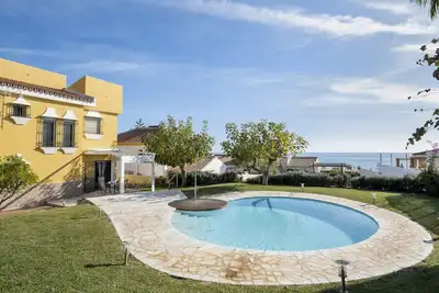 Image de Maison de vacances \"Villa Jacaranda Familiar\" avec vue montagne, piscine, Wi-Fi, jardin et terrasse