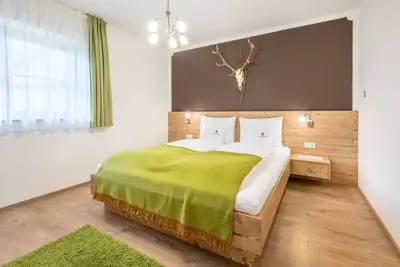 Image de Appartement de vacances \"Haus zur Vogelweide App 1\" avec vue sur les montagnes, terrasse et Wi-Fi.