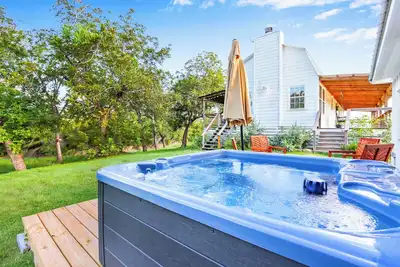 Image de Pecan Tree House at Happiness Ranch | Rustic Charm with Modern Furnishings