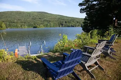 Image de Berkshires Lakefront Retreat by Evergreen Home