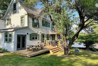 Image de Gorgeous 6-bdrm lake farmhouse with Ev Charger