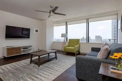 Image de 18th Fl Stylish CozySuites w/pool, gym #1