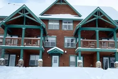 Image de Ski-in/out, pet/kid-friendly, slope side townhouse