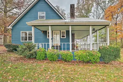 Image de Cozy Cottage w/ Fireplace & Private Yard