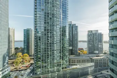 Image de Luxury 3-bedroom Condo w\/Parking, View of Cn Tower