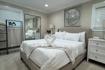 Image de Cozy 3-Bedroom, Sleeps 7+Crib, Pet friendly, Large Yard, Fire Pit, Best Location