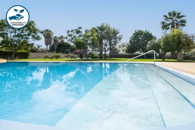 Spacious Apartment, Amazing Location, 1 Bedroom, Communal Swimming Pools & Wifi
