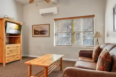 Image de Outpost: Town Square Lodge 10 - Close to town Square