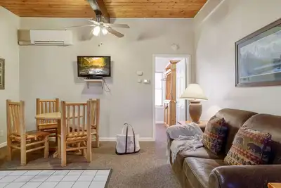 Image de Outpost: Town Square Lodge 12 - Close to Town Square