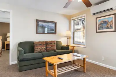 Image de Outpost: Town Square Lodge 5 - Close to Town