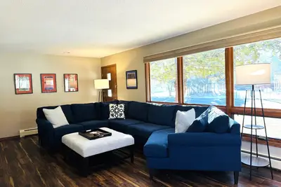 Image de Easy access to ski and bike trails. Walk to Cable restaurants & shops.