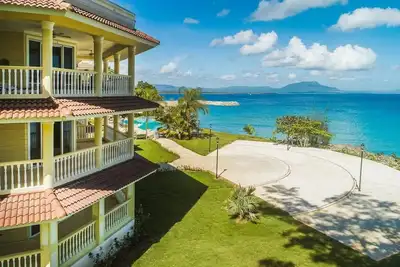 Image de Luxury beachfront 3bd condo with sea views, steps from shops/restaurants/clubs