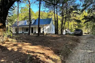 Image de Century Farmhouse on 20 acres with streams and trails