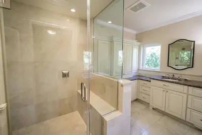 Image de Luxury 5 bedroom Home with pool in Yacht Club near Seven Mile Beach