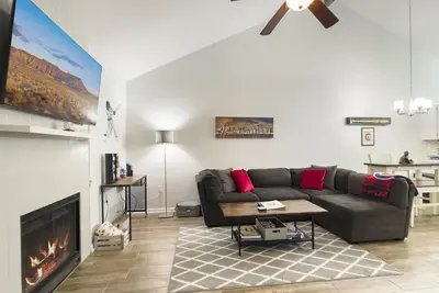 Image de Relax and Restore-Mesa/Tempe Townhome-Prime Location-King Bed-Walk to Sloan Park
