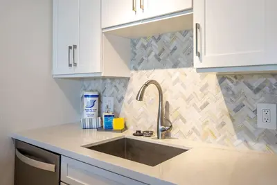 Image de Newly remodeled Modern Maui condo across the beach. \n