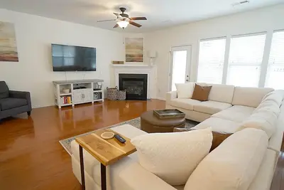 Pet-friendly End-unit Townhome with Community Pool