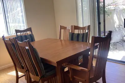 Image de Roomy Petaluma condo close to parks and shops