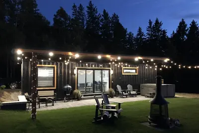 Image de Waterfront Shipping Container Retreat