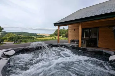 Image de Unique 3 bed cabin with hot tub on Welsh border.
