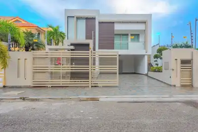 Image de Elegant & Cozy 4br Home / the Best Location In Sti
