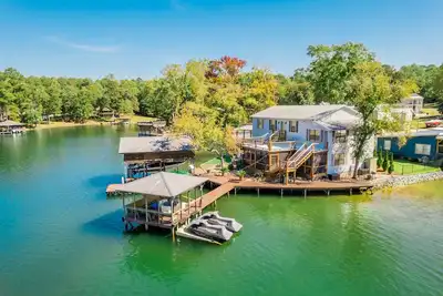 Image de Large Lake House-Big Water Views -Sparkling Water Views out of every window!