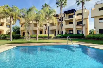 Image de 1er étage donnant sur la piscine avec parking