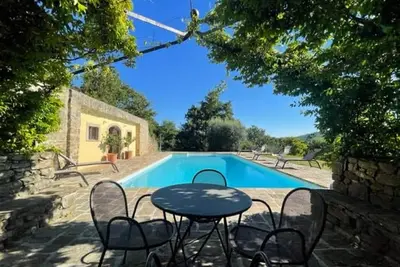 Image de Exquisitely restored pool villa, spacious, v. private yet steps frm local village