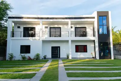 Image de Luxurious Villa with expansive room for family, couples/groups. 5 min beach walk