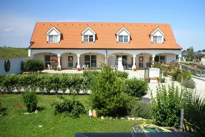 Image de Terrassenwohnung 1-Location-Famille-Salle de bain privée séparée-Vue sur Jardin