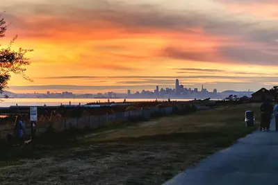 Image de King bed/Walk to the Beach/Garage Parking/Ferry to San Francisco