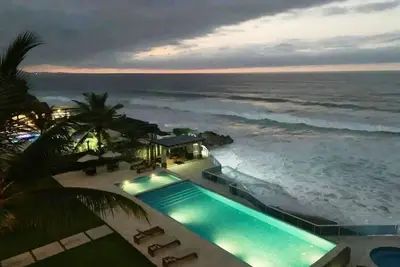 Image de 3bd top-floor beachfront penthouse, right on sandy beach, amazing sea views!