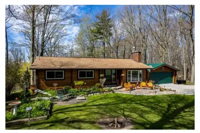 Image de Cozy Log Cabin overlooking a beautiful vineyard along the wine trail 🍇