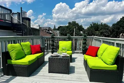 Cheerful 2-bedroom row house with rooftop deck!