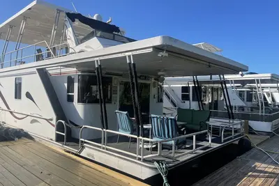 Image de Southern Bell is a Beautiful Houseboat cozy and relaxing.