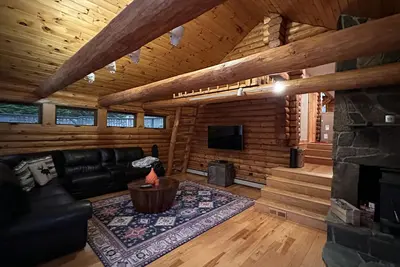 Image de 15 Minutes to ski Okemo - Mountain views from this magical log home on 6 acres