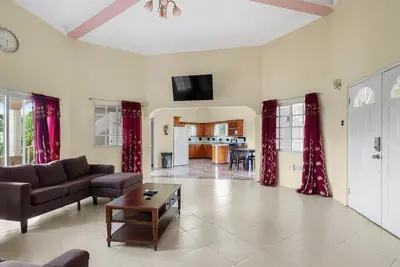 Image de Elegantly appointed 3 bed/rm 2 bath-unparalleled location to the beach access