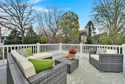 Image de Large Modern Downtown Home with Historic Charm