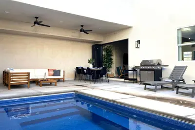 Image de Desert Playground! *new* Sleeps 30, Private Pool! Games!