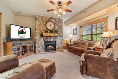 Image de Black Bear Lodge: Lovely 2br+Loft Cedar Cabin Near Shows/Eateries/Ticket & Golf Deals!