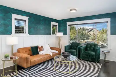 Image de The Flagship House | Stylish and Cozy | 6th Ave