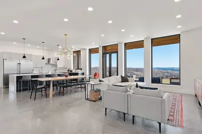 Image de Modern Hilltop Home With Stunning Vista Views