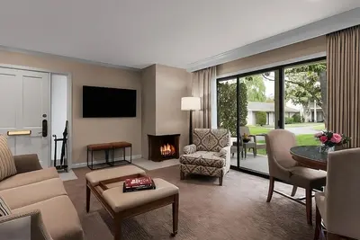 Image de 2 Spacious Suites Close to Napa Valley Wine Train! Pool, Onsite Golf Course!