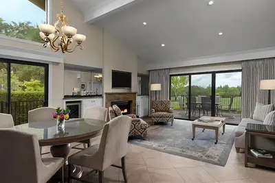 Image de Indulge Yourself in Amazing Amenities! 2 Spacious Suites w/ Kitchen, Pool!