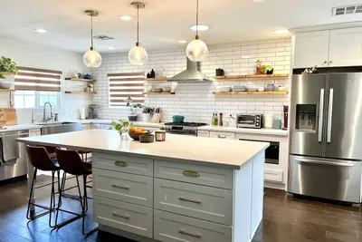 Image de Modern 3 Br Home with Entertaining Kitchen & Patio