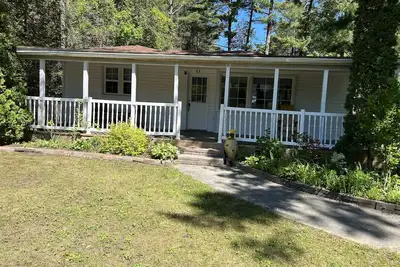 Image de Sleeps 6 people walking distance to the beach, affordable monthly rental.