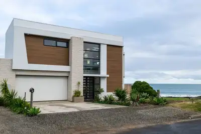 Image de Stunning Family Home Ocean Views - 1 min walk from the beach!