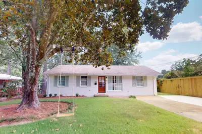 Image de 3 Bed/ 3 Bath Walking Distance to Square