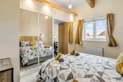 Central Townhouse 2 bedr /w fully equipped kitchen / washing machine & Parking- Ginger & Gold ltd
